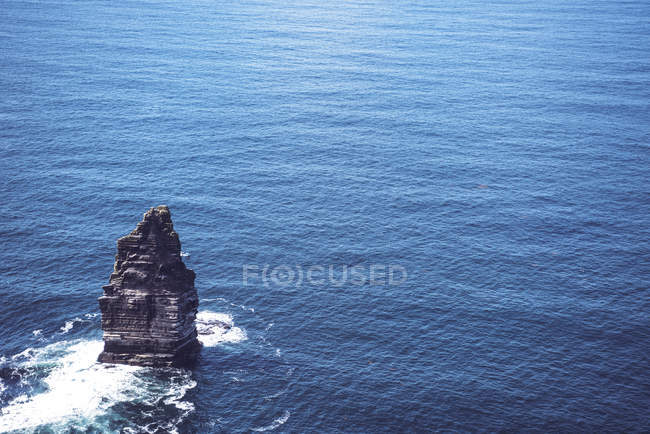 Vista de ángulo alto de roca soledad en el océano - foto de stock