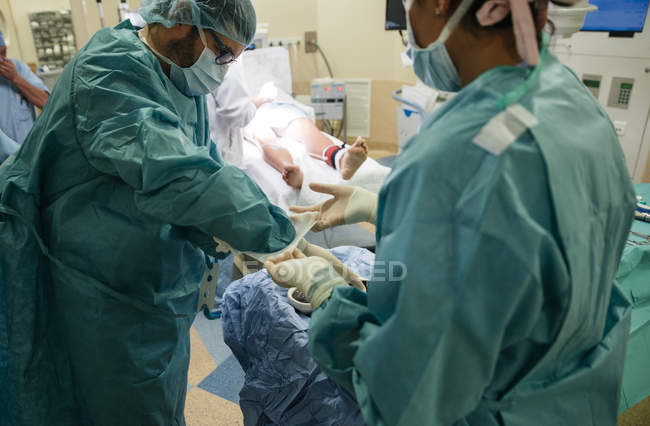 Обрізані хірурги одягають форму в операційний театр — стокове фото