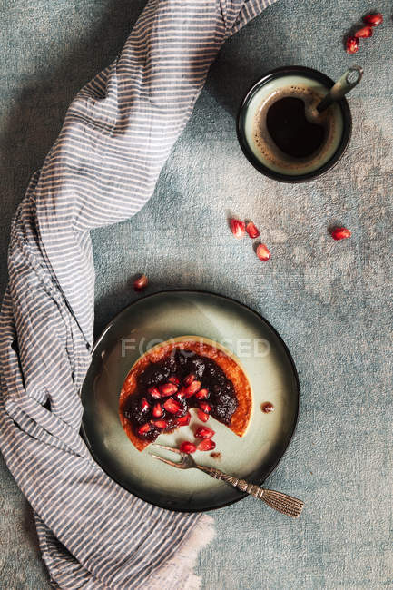 Still life of cheesecake with coffee on grey surface — Stock Photo