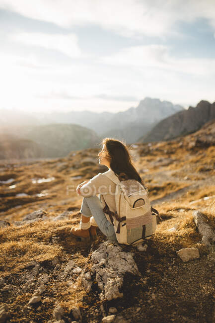 Jovem mulher sentada em pedra — Fotografia de Stock