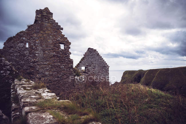 Ruins of Dunnottar Castle walls covered with grass and moss — Stock Photo