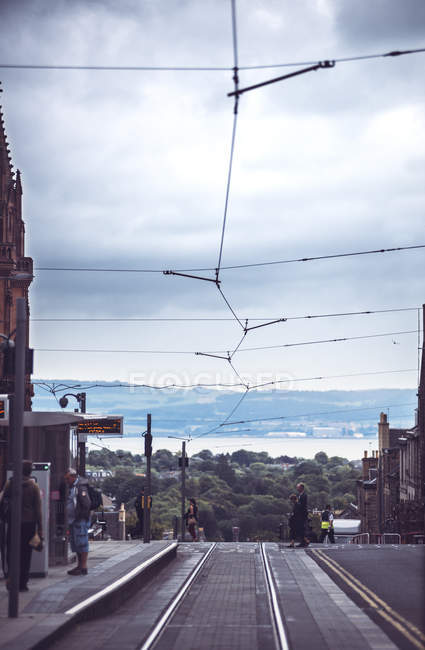 Едінбург, Шотландія - 28 серпня 2017: Перегляд трамвайної лінії проводів над хмарного неба на тлі — стокове фото