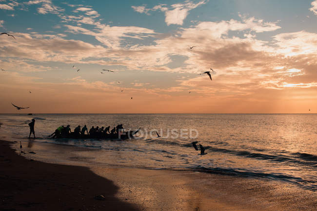 Vista panorâmica do barco na costa do pôr-do-sol — Fotografia de Stock