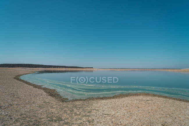 Paisaje escénico de la costa del lago con agua turquesa - foto de stock