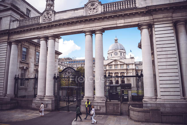 DUBLIN, IRLANDE - 9 AOÛT 2017 : extérieur du bâtiment et porte du palais du gouvernement à Dublin, Irlande . — Photo de stock