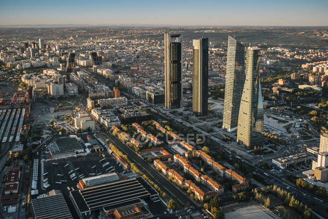 Vista aérea edifícios da cidade e arranha-céus no dia ensolarado — Fotografia de Stock