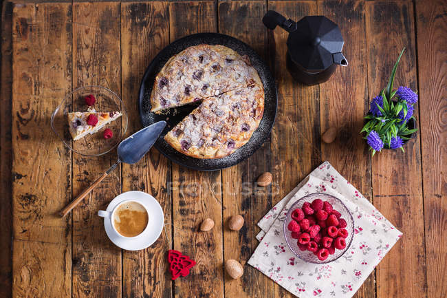 Top view of wooden table with sliced christmas cake and coffee — Stock Photo