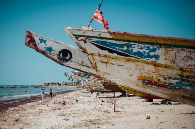 Velhos barcos enferrujados na costa arenosa em dia ensolarado sem nuvens . — Fotografia de Stock