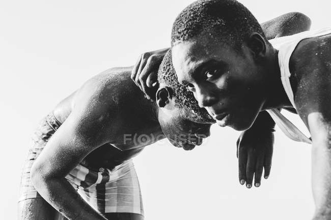 Yoff, Sénégal- 6 décembre 2017 : Portrait d'hommes noirs luttant joyeusement — Photo de stock