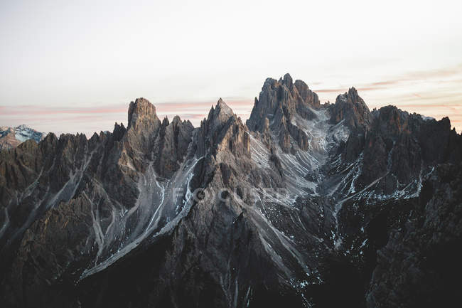 Pintoresco paisaje de cresta de montaña rocosa al amanecer . - foto de stock
