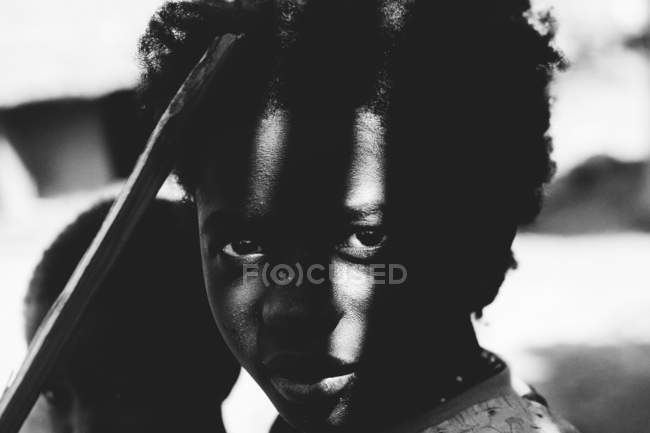 Гори, Сенегал - 6 декабря 2017 года: Портрет маленькой девочки в полосах света, смотрящей в камеру . — стоковое фото