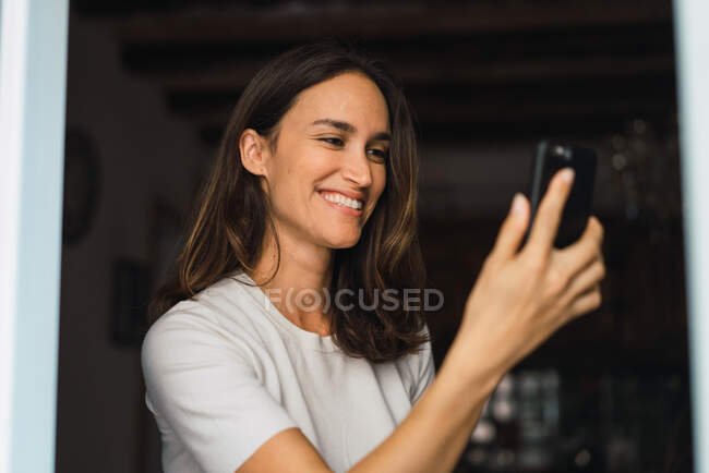 Mulher bonita levando selfie em casa — Fotografia de Stock