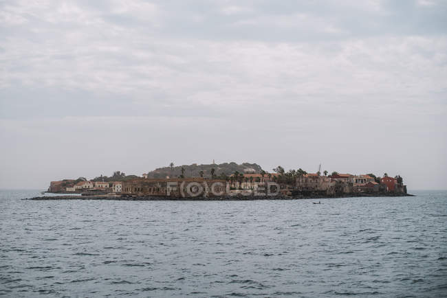 Blick auf kleine Stadt auf Insel in ruhiger See am bewölkten Tag. — Stockfoto