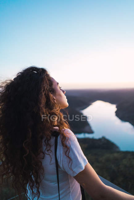 Vue latérale de la fille debout sur la terrasse du belvédère à la campagne de montagne — Photo de stock