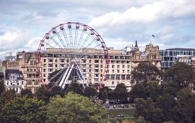 EDINBURGH, SCOTLAND - AUGUST 28, 2017:Large red ferris wheel in over buildings facade on background — Stock Photo