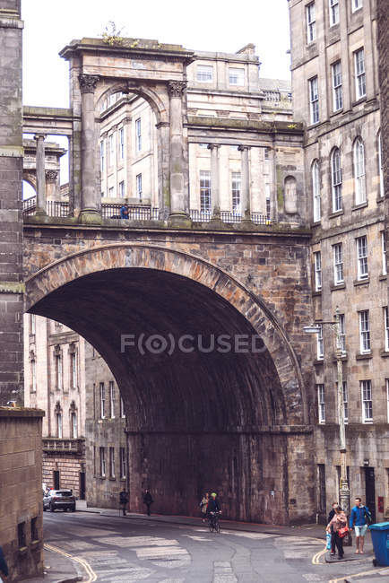 EDIMBURGO, SCOTLAND - 7 de agosto de 2017: fachadas grotescas en la escena callejera de Edimburgo, Escocia . - foto de stock