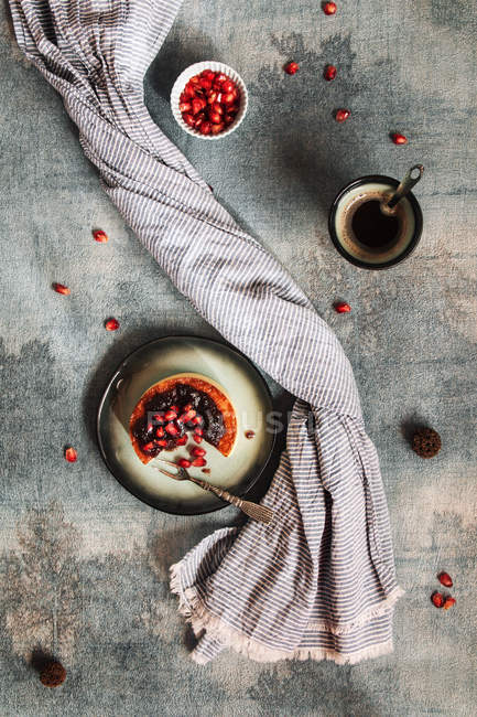 Natureza morta da porção e da toalha do cheesecake na superfície cinzenta — Fotografia de Stock