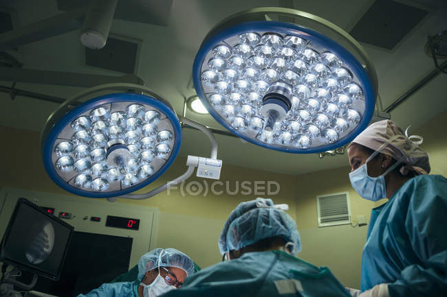 Operación de procesamiento de cirujanos concentrados en el hospital - foto de stock