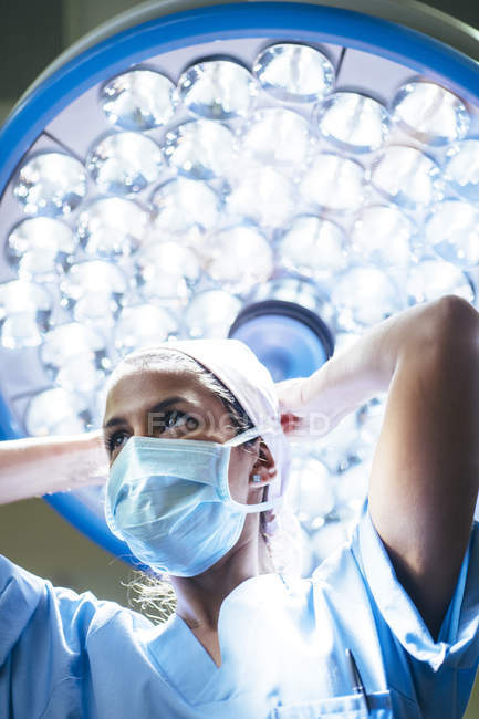 Vue grand angle de la femme portant un masque dans la salle d'opération — Photo de stock