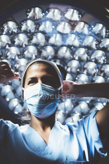 Retrato de la mujer con máscara en la sala de cirugía - foto de stock