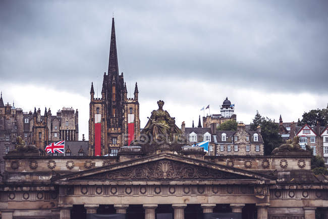 Picturesque architecture and facades of Edinburgh, Scotland — Stock Photo