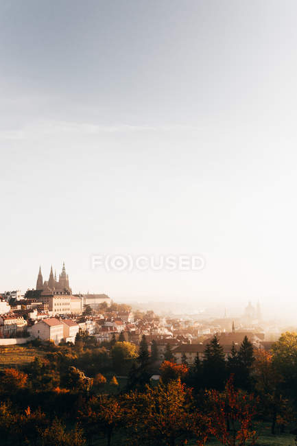 Sonnige Altstadt über strahlend blauem Himmel — Stockfoto