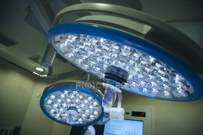 Vista de perto de lâmpadas de luz na sala de cirurgia — Fotografia de Stock