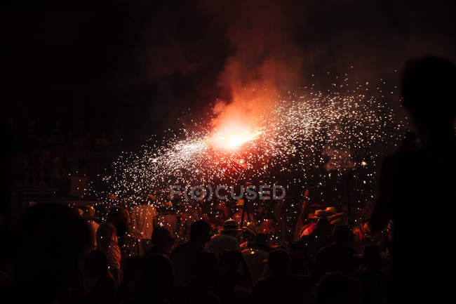 Fuochi d'artificio rossi spruzza su sfondo di cielo nero — Foto stock