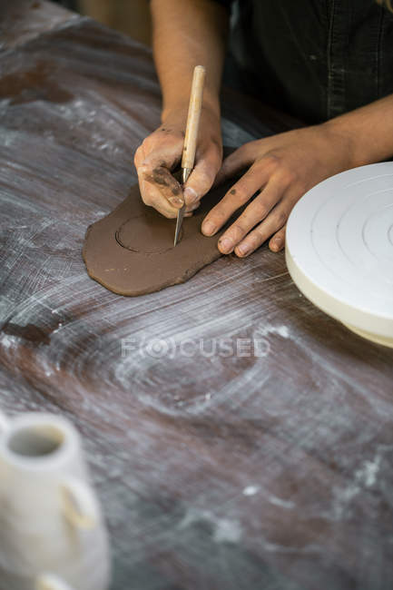 Cultiver les mains féminines sculptant à partir de morceau d'argile — Photo de stock
