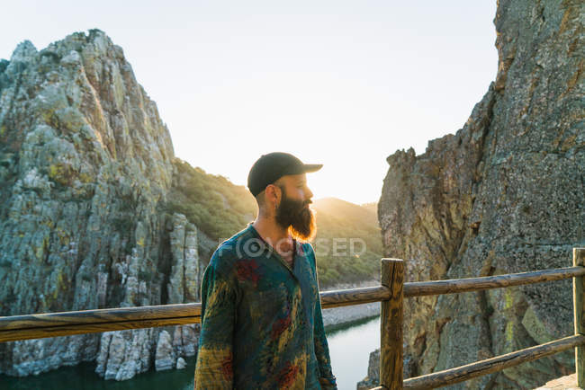 Ritratto di uomo barbuto sulla terrazza della campagna montana — Foto stock