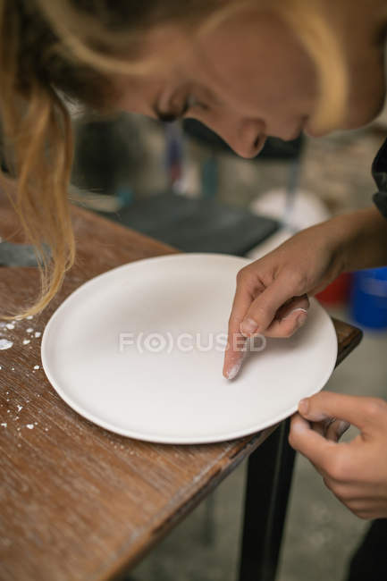Крупным планом вид Портер, моделирования плиты из белой глины. — стоковое фото