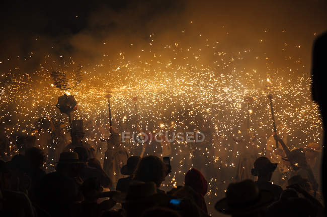 Фейерверк забрасывает людей во время игры с огнем в Каталонии, Испания — стоковое фото