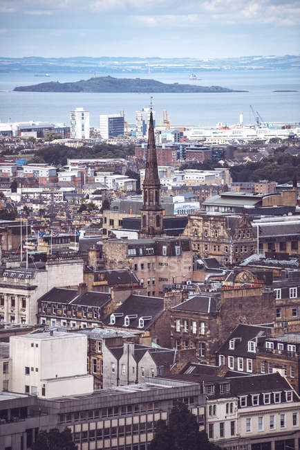 Edimburgo paesaggio urbano sullo sfondo dell'oceano — Foto stock