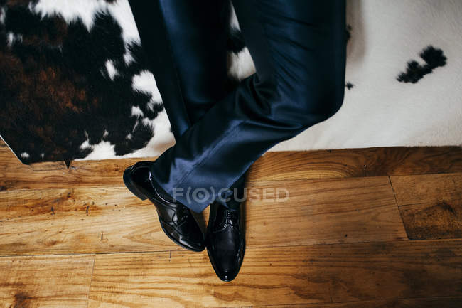 Baixa seção de homem em terno elegante apoiando-se no treinador — Fotografia de Stock