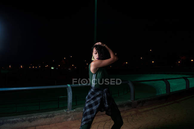 Портрет Танцююча дівчина постановки на місто нічна сцена — стокове фото