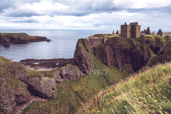 Blick auf die Burg Dunnottar, die auf einer Klippe über dem Meer steht — Stockfoto
