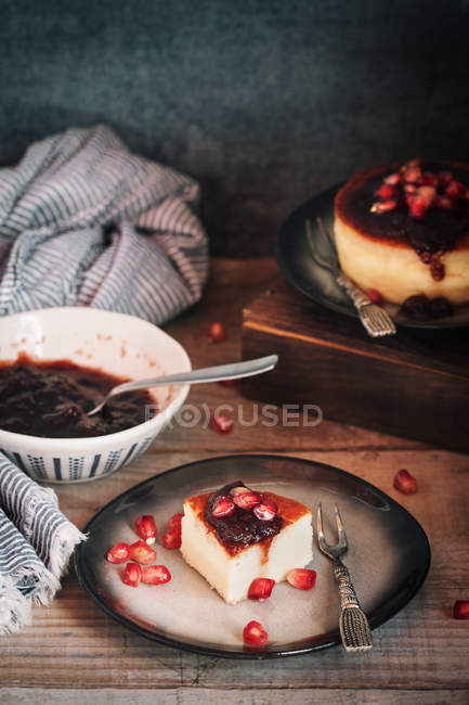 Natura morta di porzione di torta di formaggio su piatto rustico a tavolo di legno — Foto stock