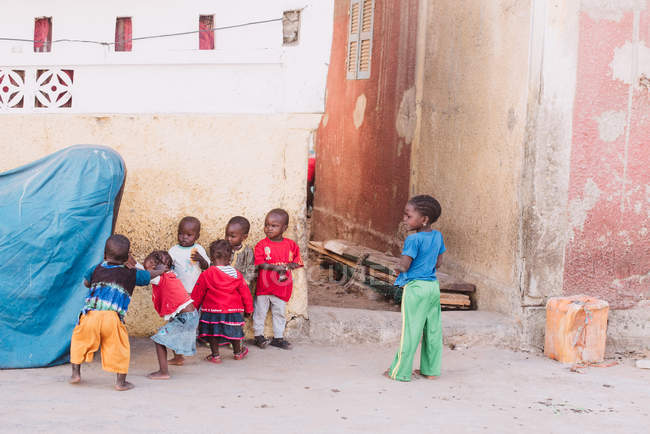 Goree, Senegal- 6 dicembre 2017: Gruppo di bambini africani che giocano per strada nella piccola città africana . — Foto stock
