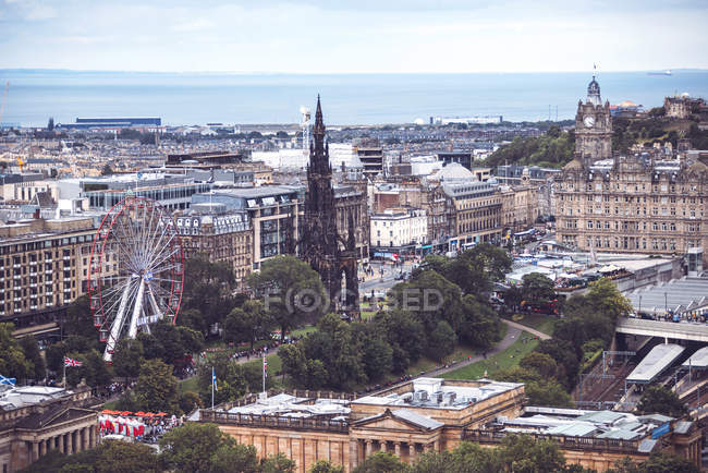 EDINBURGH, SCOTLAND - 28 AGOSTO 2017: Pittoresco paesaggio urbano di Edimburgo con ruota panoramica sul mare sullo sfondo — Foto stock