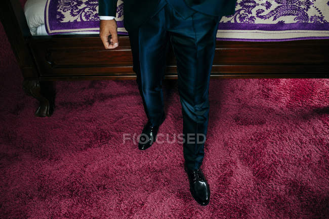 Unterteil des Mannes trägt trendigen Anzug und glänzende formale Schuhe. — Stockfoto