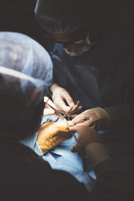 Over shoulder view of doctors carrying out surgery — Stock Photo