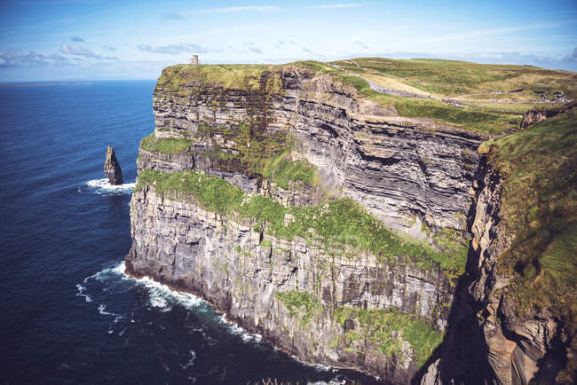 Vista de alto ángulo de los acantilados de Moher en la costa atlántica, Irlanda - foto de stock