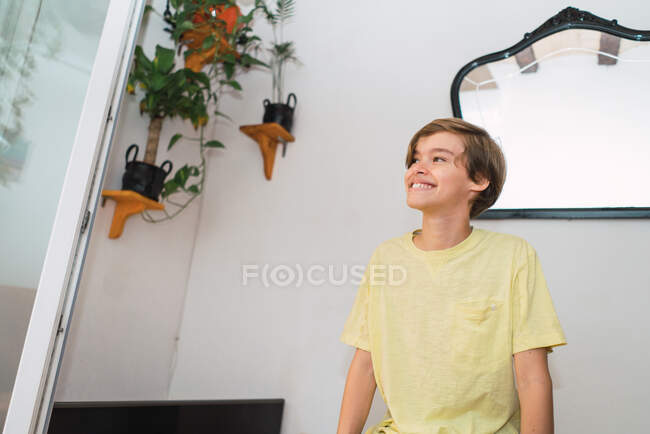 Смеющийся мальчик позирует дома — стоковое фото