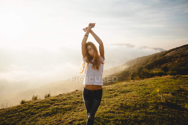 Mujer rubia posando en la colina - foto de stock