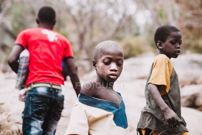 Goree, Senegal- 6 dicembre 2017: Gruppo di ragazzi neri nel villaggio — Foto stock