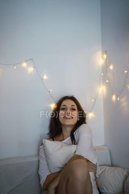 Donna con luci fata — Foto stock