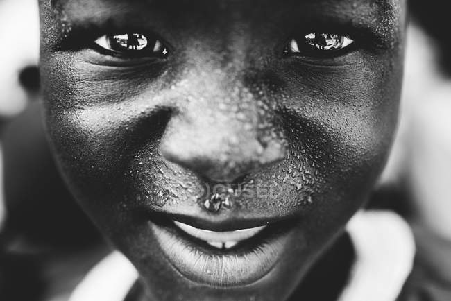 Goree, Senegal- 6 dicembre 2017: Veduta da vicino del ritratto del ragazzo africano e della macchina fotografica — Foto stock
