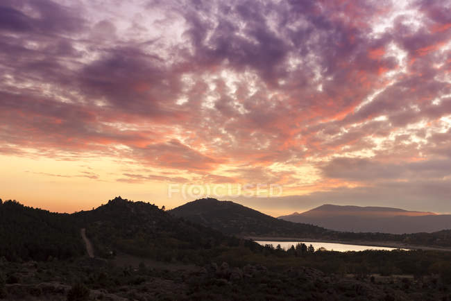Scenic landscape of lake over dramatic ink clou formation in dusk sky — Stock Photo