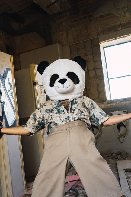 Человек с плюшевой головой панды — стоковое фото