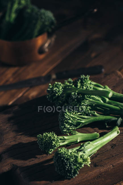 Vista de cerca de los tallos de brócoli bimi fresco en la mesa de madera . - foto de stock